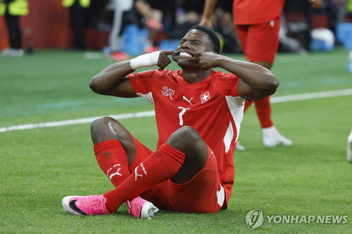 '신구 콤비' 엠볼로·만잠비의 합작, 스위스 알제리 2-0 제압하며 4회 연속 16강 진출