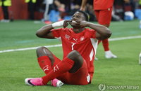 '신구 콤비' 엠볼로·만잠비의 합작, 스위스 알제리 2-0 제압하며 4회 연속 16강 진출