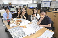이재명 대통령 '피자 격려'…구 부총리 '다음은 치킨!' 화제