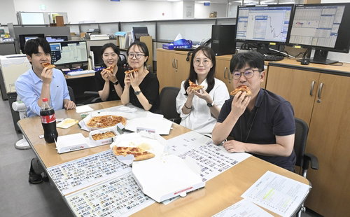 이재명 대통령 '피자 격려'…구 부총리 '다음은 치킨!' 화제
