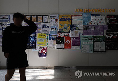 반도체 날개 달았지만…고용은 8년 만에 최저 '뚝'