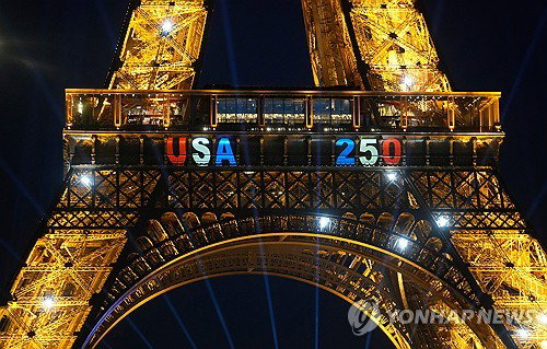 '트럼프 2기' 전운 뚫은 美 250주년…에펠탑 'USA 250', 敵도 축하