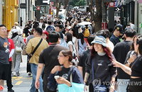 서비스업 4%↑인데 숙박·음식 0.9% 제자리…'3고' 파고에 자영업 빚 1100조 '경고등'