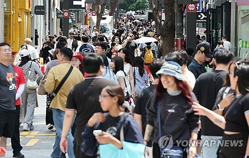 서비스업 4%↑인데 숙박·음식 0.9% 제자리…'3고' 파고에 자영업 빚 1100조 '경고등'