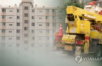 밀양 560세대 '13시간 어둠'…건설장비 쓰러져 정전 대란