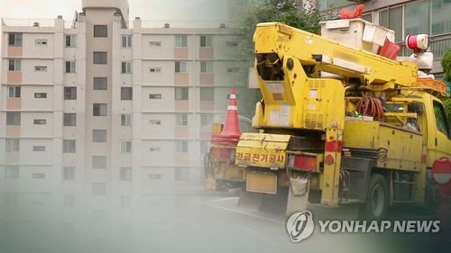밀양 560세대 '13시간 어둠'…건설장비 쓰러져 정전 대란