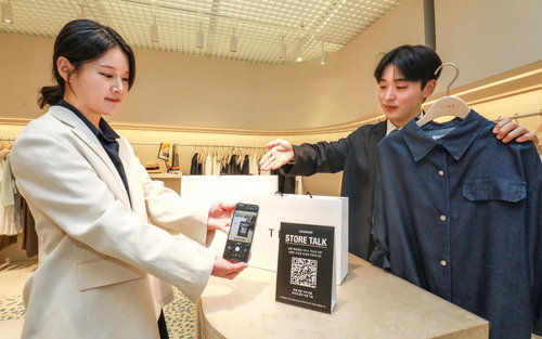 한섬, 1,300개 매장 '스토어톡' 전격 도입…로그인 없는 소통 '파격'
