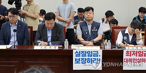 '절반 격차' 990원에도… 최저임금 10.9% vs 1.4% 대립