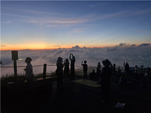 42년 만의 대변신! 밤 9시까지 제주 해변…별밤 트레킹 명소는?