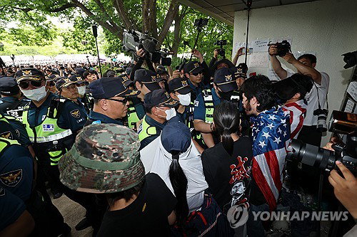 '잠실 시위' 공권력 방해 5명 송치…경찰 폭행 60대 구속 '엄단'