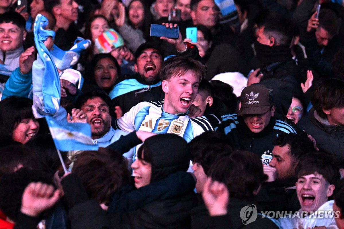 0-2 열세 뒤집은 아르헨티나의 기적…부에노스아이레스는 '흥분의 밤'