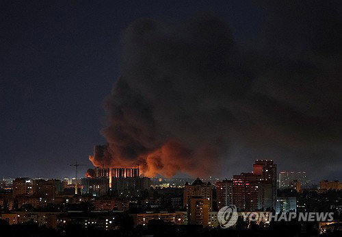 '민간인 60명 사망' 키이우 맹폭…러시아, 역설적 '연료난'에 휘발유 수입
