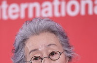 '오스카 이어 에미상까지?' 윤여정, '성난 사람들2'로 새 역사 쓸까
