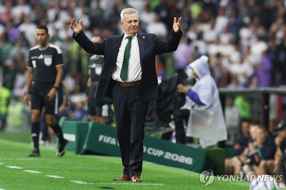 '개최국의 굴욕' 멕시코, 아기레 감독 전격 경질…레전드 마르케스가 새 역사 쓴다