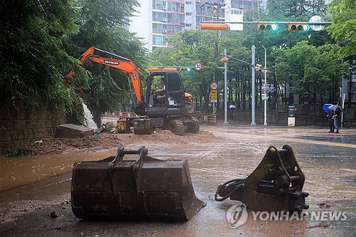 대전 송강동 '폭포수 토사' 도로 덮쳐 마비…주민 
