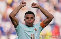 "사과 없다"…음바페 모욕한 파라과이 의원 측, '표현의 자유' 방패 삼아 맞고소 예고