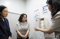 한성숙 총리, '물가 잡고 생리대 챙기고'...민생 현장 '두 마리 토끼' 잡기
