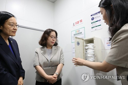 한성숙 총리, '물가 잡고 생리대 챙기고'...민생 현장 '두 마리 토끼' 잡기