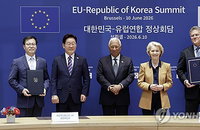 EU 철강 '반토막' 위기 넘었다... '정상방문 취소' 카드에 207.3만t 사수