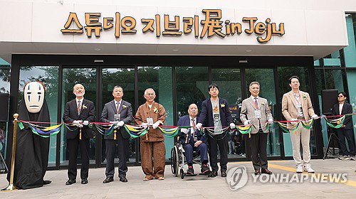 제주 오름에 뜬 지브리 마법! 5m 라퓨타, 고양이버스 '오늘' 개막