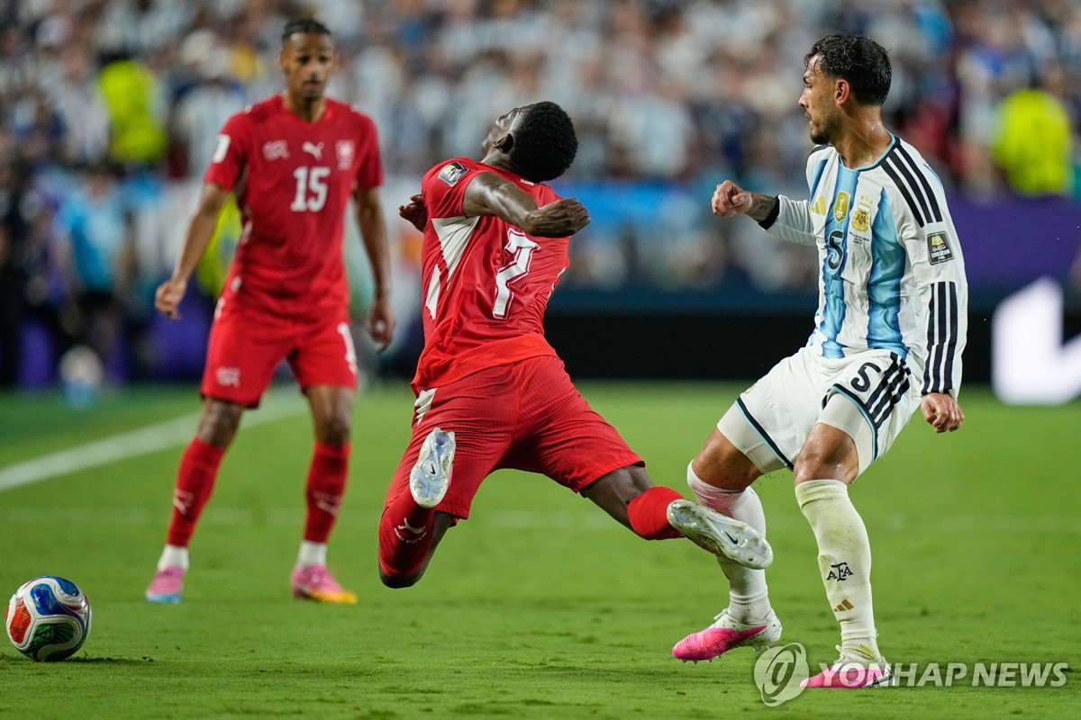 눈물의 퇴장, 스위스의 꿈도 함께 사라졌다…엠볼로, '할리우드 액션'의 대가를 혹독하게 치르다