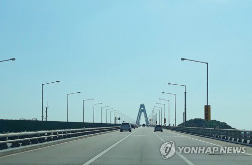 영종대교 불밤, 2m 케이블 전소…'갓길 매립' 천만다행