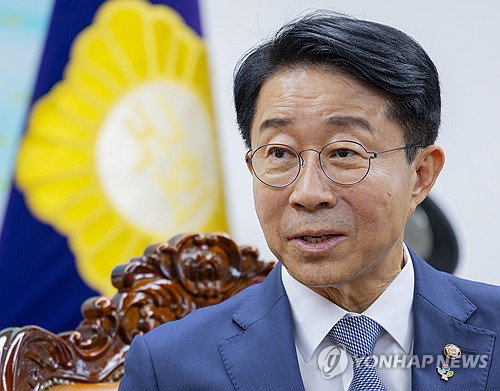 '참교육' 경고등 켠 國회의장… 장관은 '정치기본권' 반전 제안
