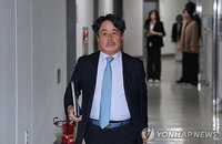 최저임금, '1만600원∼1만860원' 공익위 중재…노사 막판 진통