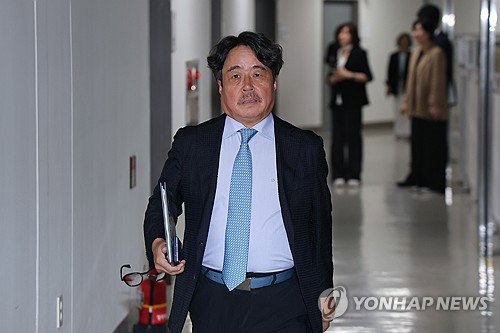 최저임금, '1만600원∼1만860원' 공익위 중재…노사 막판 진통