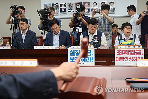 '130원' 최저임금 오늘밤 결판… 노사 '3%대' 마라톤 협상 돌입