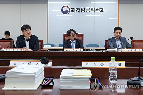 「숨만 쉬어도 빚더미」…790만 소상공인, 2027년 최저임금 1만700원에 '분통'