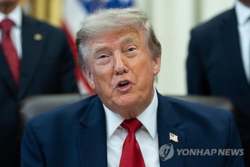 20% 통행료 '번복' 트럼프, 중동 '투자' 이란 '봉쇄'… 초강수 이중 전략