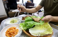 밭 갈고 상추 못 주는 모순… '가지 7배' 유통 비극, 온라인이 깬다