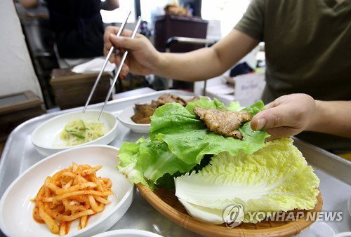 밭 갈고 상추 못 주는 모순… '가지 7배' 유통 비극, 온라인이 깬다