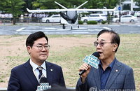 송도 밤 수천 드론쇼…UAM 박람회 개막, 시연 '전파 방해'