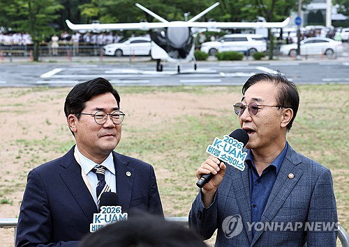 송도 밤 수천 드론쇼…UAM 박람회 개막, 시연 '전파 방해'