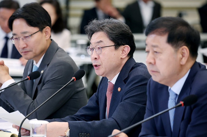 금융위 업무보고하는 이억원 위원장 Financial Services Commission Chairman Lee Eok-won delivering a business report