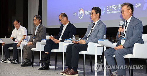 빙하 녹으니 40% 폭증… 북극항로, 위기 속 인류 구원선 되나?