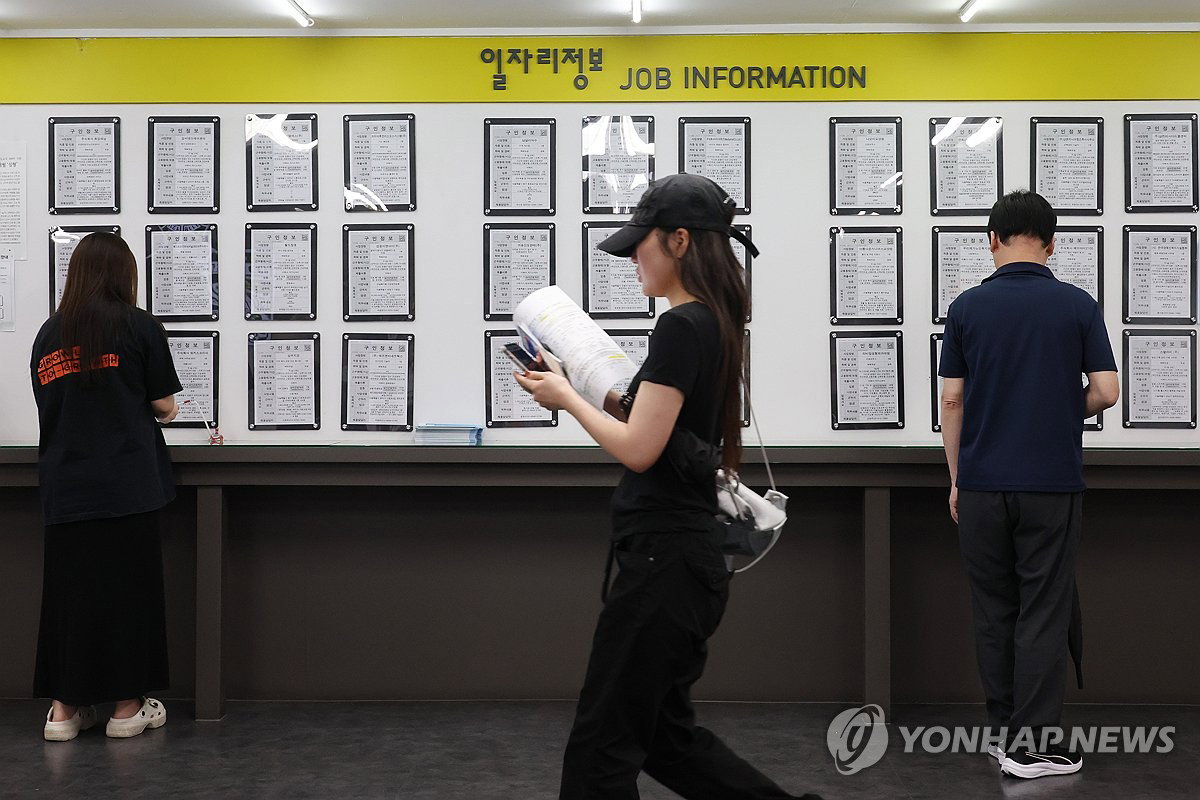 고용률 석 달째 뒷걸음…청년 취업자 44개월 연속 감소 '경보'