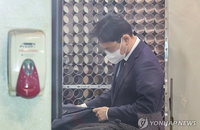 '뇌물 3300만원' 부장판사, 첫 재판서 '전면 부인'