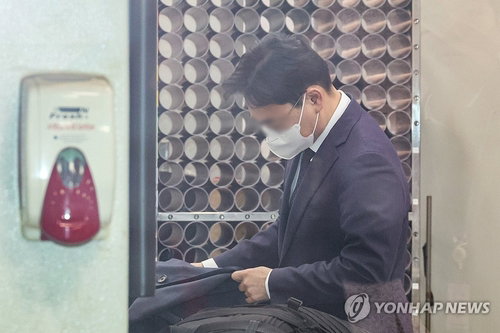 '뇌물 3300만원' 부장판사, 첫 재판서 '전면 부인'