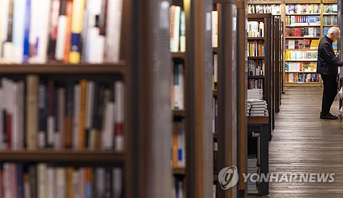 AI 의혹 'A작가 17권' 국고지원 재심사…출판계 '창작定義' 발칵