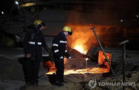 영국, 마지막 제철 용광로 국유화…'하루 26억' 적자 감수 택한 이유
