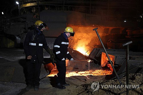 영국, 마지막 제철 용광로 국유화…'하루 26억' 적자 감수 택한 이유