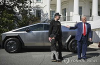 트럼프 '주가' 의혹, 44회 SNS 홍보 패턴…이해충돌