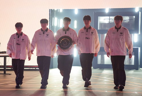 LCK 4팀 EWC LoL 8강 '전원 생존', 파리 왕좌 향한 격돌