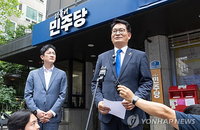 민주당 전대 앞두고 송영길·김용 '결격 논란' 격화...친청-친명 갈등 폭발