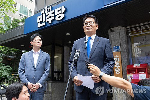 민주당 전대 앞두고 송영길·김용 '결격 논란' 격화...친청-친명 갈등 폭발