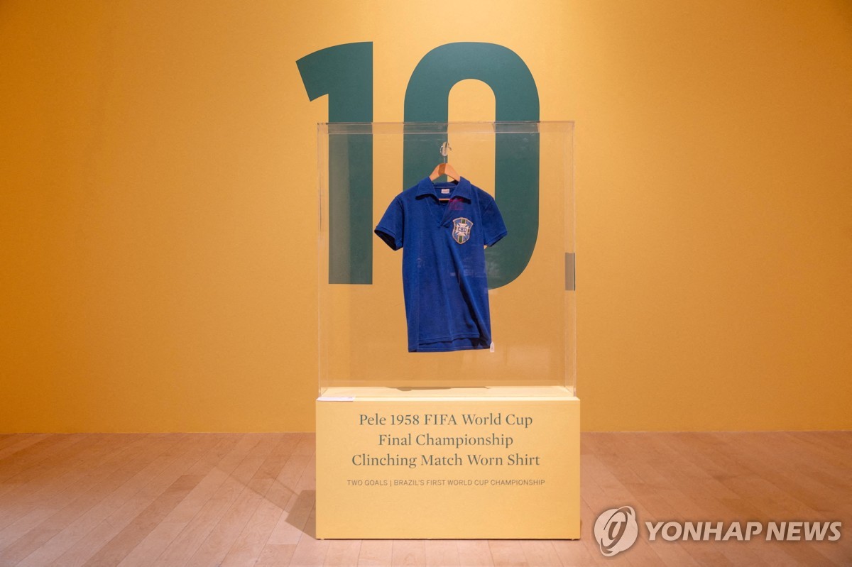 '축구 황제' 펠레의 1958년 월드컵 결승 유니폼, 소더비 경매서 73억원에 낙찰…역대 2위 기록