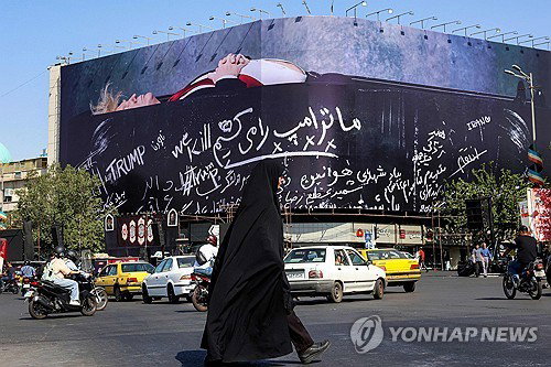 美-이란 충돌 '피의 복수' 격화...민간 시설 타격·트럼프 관 선전물